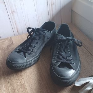 Black converse sneakers